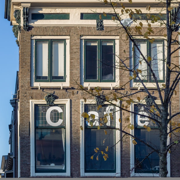 荷兰乌得勒支市咖啡馆和住宅的历史立面图片下载