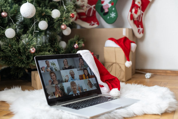 与来自美国的亲人在线聚会。庆祝圣诞视频聊天。通过视频信使的虚拟派对。美国人的新年是视频聊天。新年礼物和美国国旗旁边的电脑图片下载