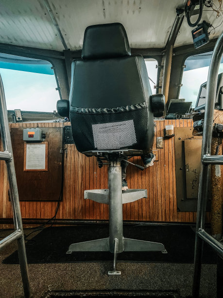 渡船上的船长椅图片下载