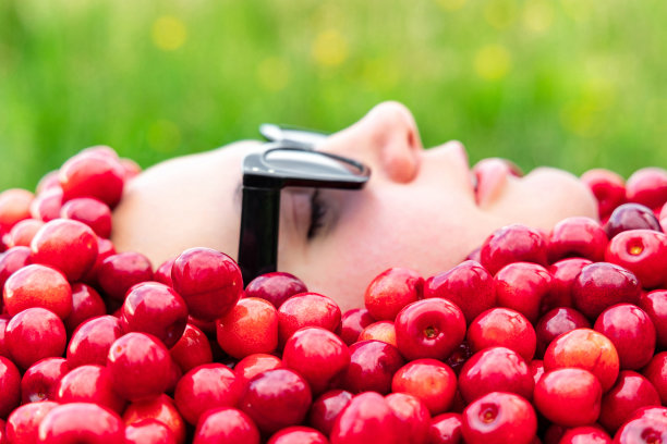 樱桃背景的年轻女孩图片下载