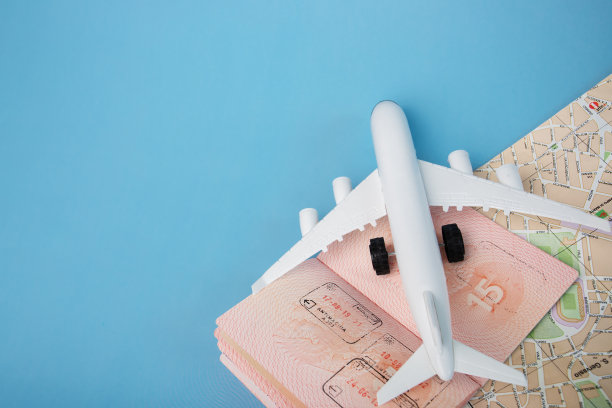 国际护照和飞机上地图，旅游和旅行图片下载