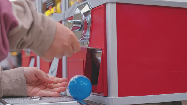 白种小孩在游乐场或节日俯视图的胶囊玩具贩卖机购买随机玩具图片下载