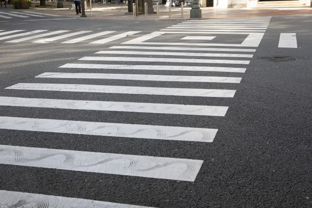 城市街道上的斑马线图片下载