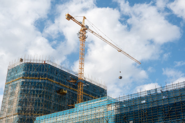 吊塔在施工现场施工图片下载