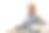 成熟的商人坐在商务办公室里，看着窗户图片下载