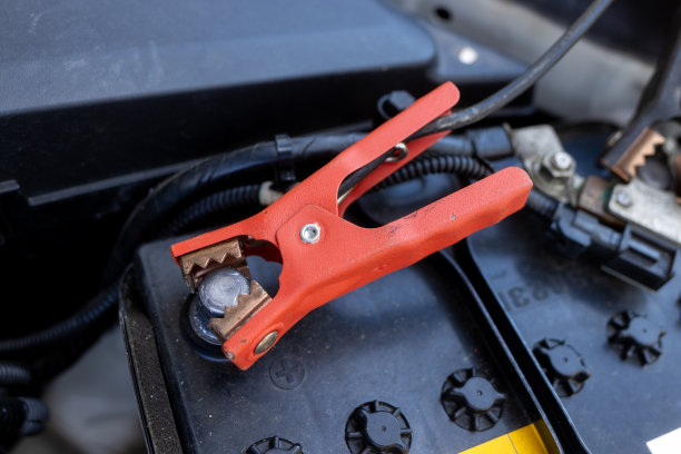 连接到汽车蓄电池的跨接电缆-正柱图片下载