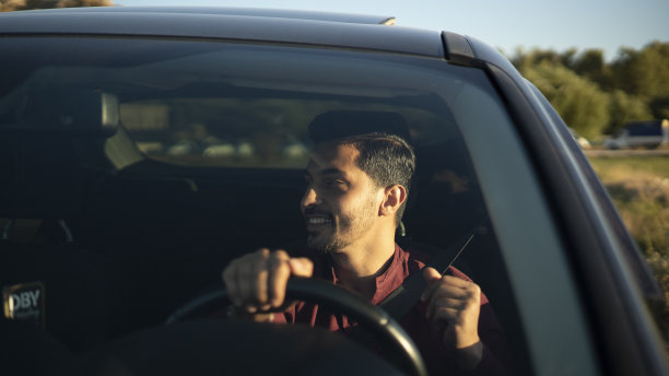 快乐的男人一边开车一边唱歌图片下载