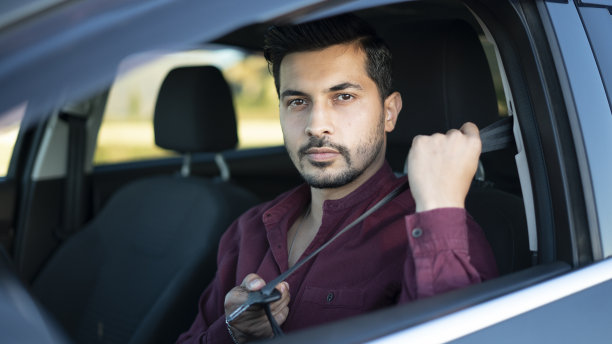 在汽车里系安全带的商人图片下载