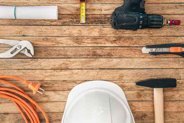 平面铺设构图与不同的施工工具在木制背景。图片下载