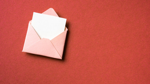 空白白色卡片与粉红色信封模板模型图片下载