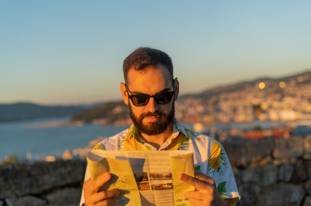 年轻人带着地图图片下载