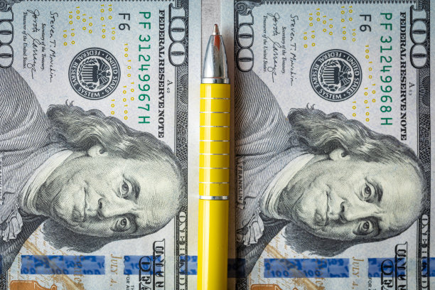 美国的金融结算，概念，200美元一张挨着一张，中间夹着一支黄笔，税收，在美国，特写，俯视图图片下载