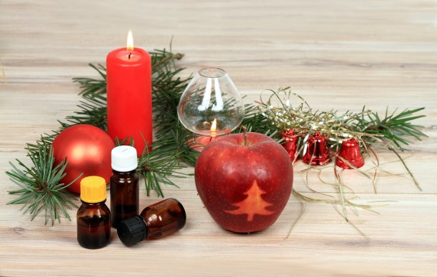 带蜡烛的圣诞香薰水疗概念图片下载