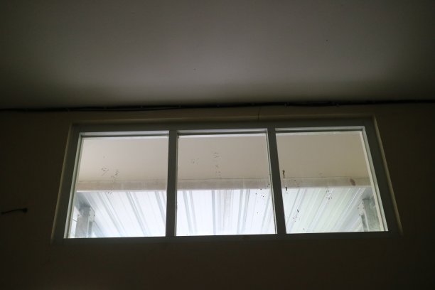 房子顶部有三个玻璃窗盒子图片下载