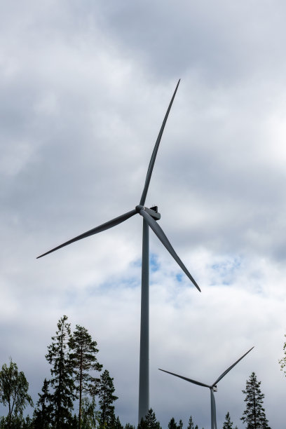 夏天多云天空下的风力涡轮机图片下载