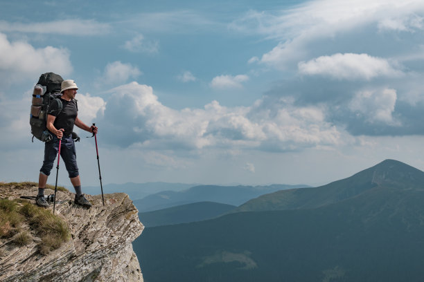 悬崖上快乐的徒步旅行者图片下载