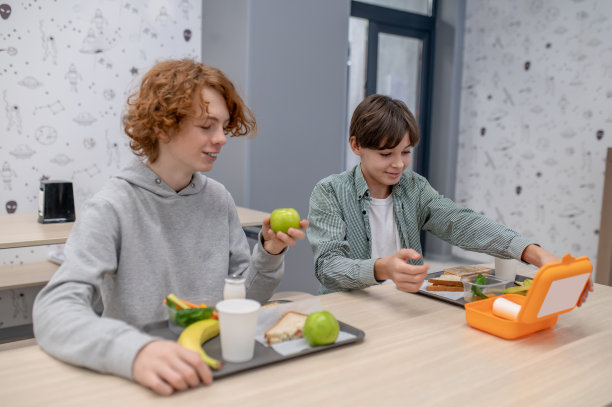 学生在学校食堂吃午饭图片下载