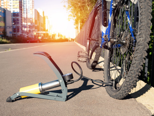 在户外给自行车轮胎充气。给自行车轮胎打气图片下载