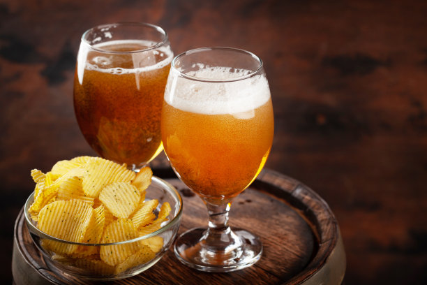 啤酒杯放在木桶上图片下载