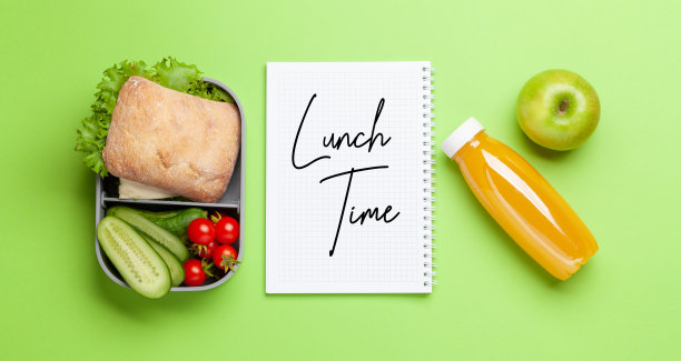 盒饭有三明治、蔬菜和果汁图片下载