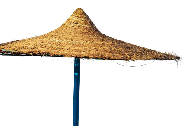 白色背景下的稻草沙滩伞特写图片下载