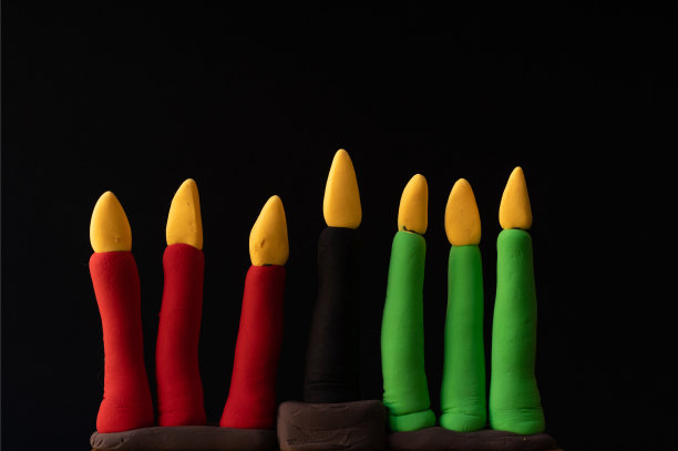 Kinara。传统的宽扎节的象征。隔离在黑色背景。用橡皮泥手工雕刻的kinara图片下载