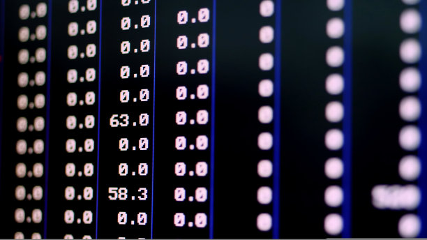 计算机化的工厂里用来分类苹果的设备。熟苹果按大小和颜色分类，然后包装。食品工业的工业生产设施图片下载