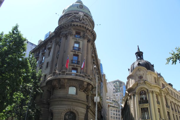 市中心的圆形建筑图片下载