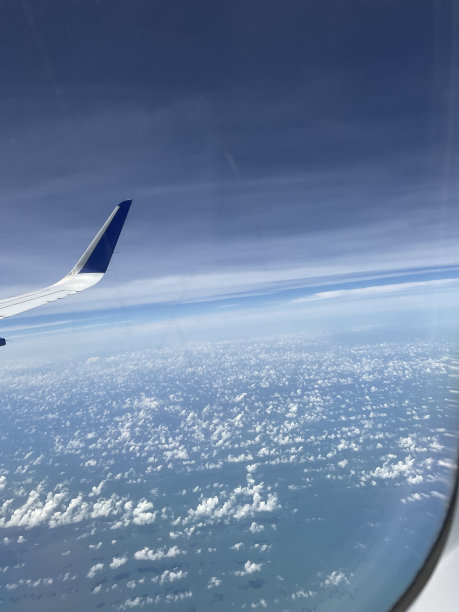 加尔各答市和豪拉桥从天空看美丽的景色，在靛蓝色的飞行中有很多云图片下载