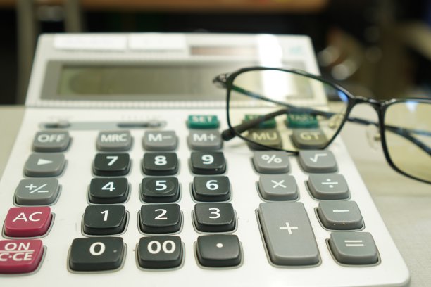 生活方式:桌子上的经典计算器，特写。图片下载