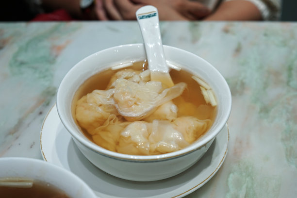 近虾馄饨汤在白色陶瓷碗图片下载
