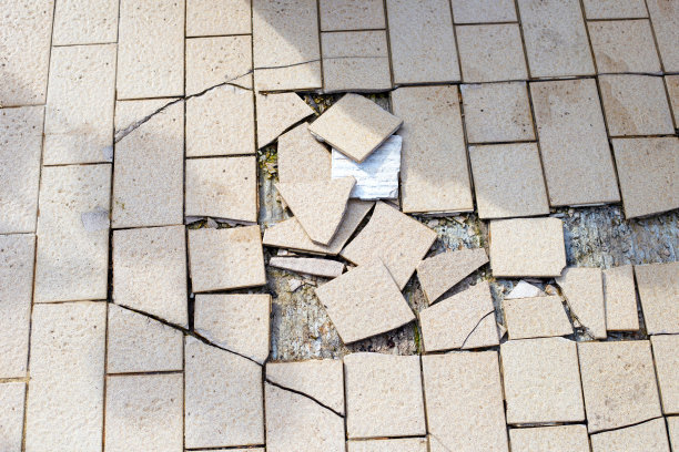 水泥地板上棕色瓷砖开裂图片下载