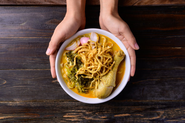北泰餐(Khao Soi)，辣咖喱面，手拿鸡肉汤图片下载