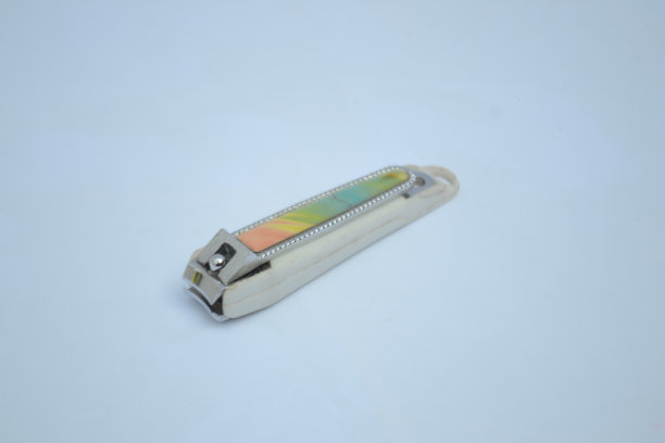 银色指甲剪在孤立的白色背景。指甲剪通常用于清理脏脏的指甲图片下载