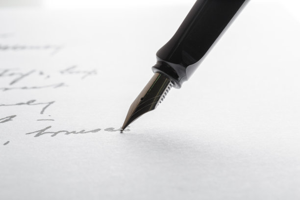 钢笔在书面纸上图片下载