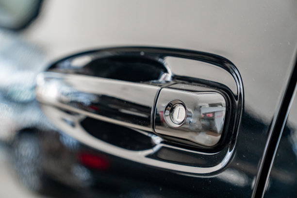 那辆黑车门上的把手。官方经销商和汽车商店。图片下载
