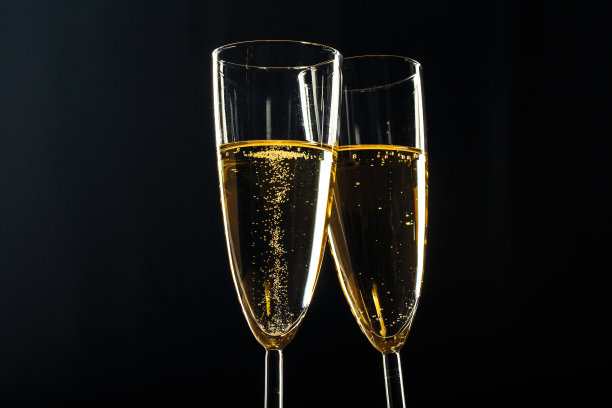深色背景下的节日香槟杯图片下载