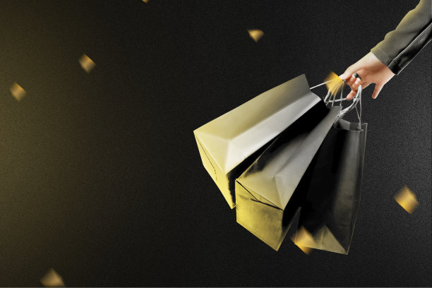 女人手里拿着一个购物袋图片下载