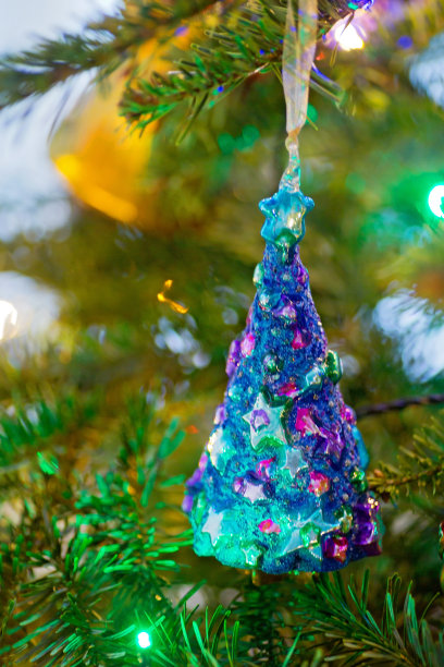 圣诞装饰品，玻璃制成的蓝色圣诞树图片下载