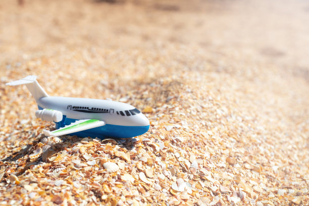 阳光明媚的日子，沙滩上的微型飞机，暑假，商务，旅游的概念图片下载