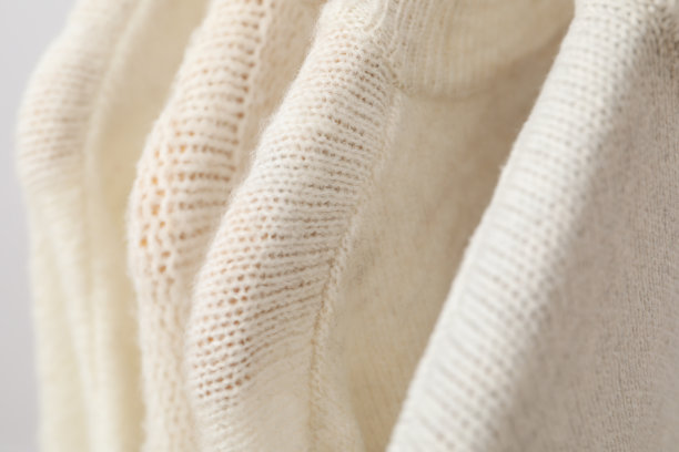 毛衣挂在衣架上，近距离和选择性聚焦图片下载