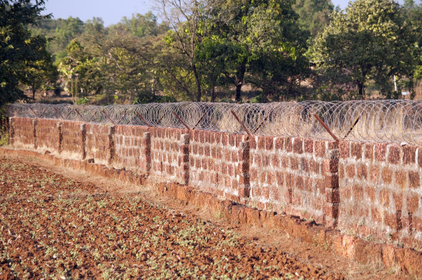 农业用地复合墙和金属丝栅栏图片下载