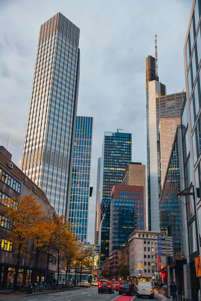 法兰克福市区有自行车道的繁忙街道上的交通，公司大楼图片下载