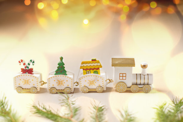 圣诞木制火车头和花环灯。图片下载