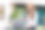 一个年轻的女学生坐在街边的咖啡馆里，用笔记本电脑和智能手机看着相机。远程工作，自由职业，在线教育图片下载