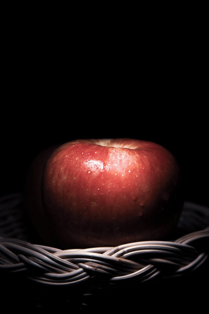 在有水滴的黑色背景上，灯光随着文字的空间落下。图片下载