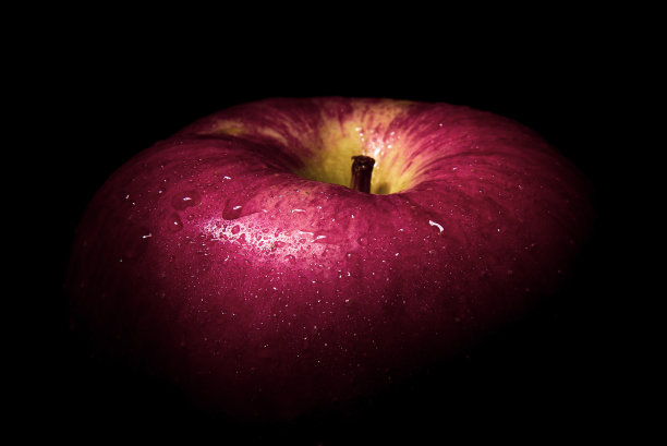 在有水滴的黑色背景上，灯光随着文字的空间落下。图片下载