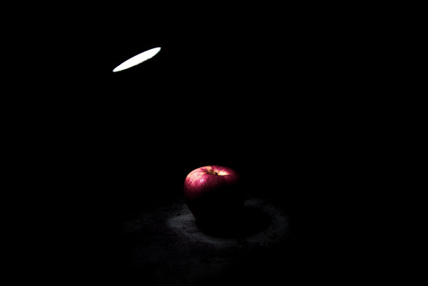 在有水滴的黑色背景上，灯光随着文字的空间落下。图片下载