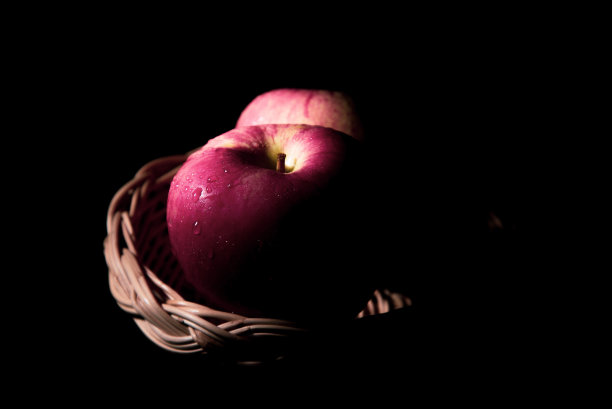 在有水滴的黑色背景上，灯光随着文字的空间落下。图片下载