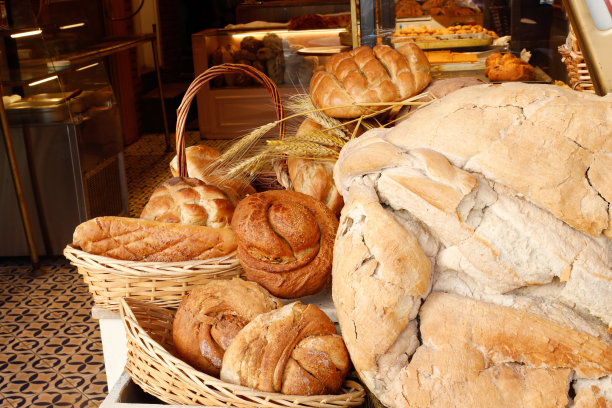 桌上放着新鲜的面包和小麦。食品的概念。面包店的照片图片下载